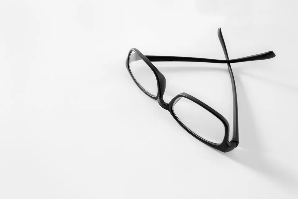 fotograf black glasses shadow