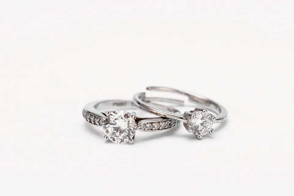 anillos de diamante superficie blanca