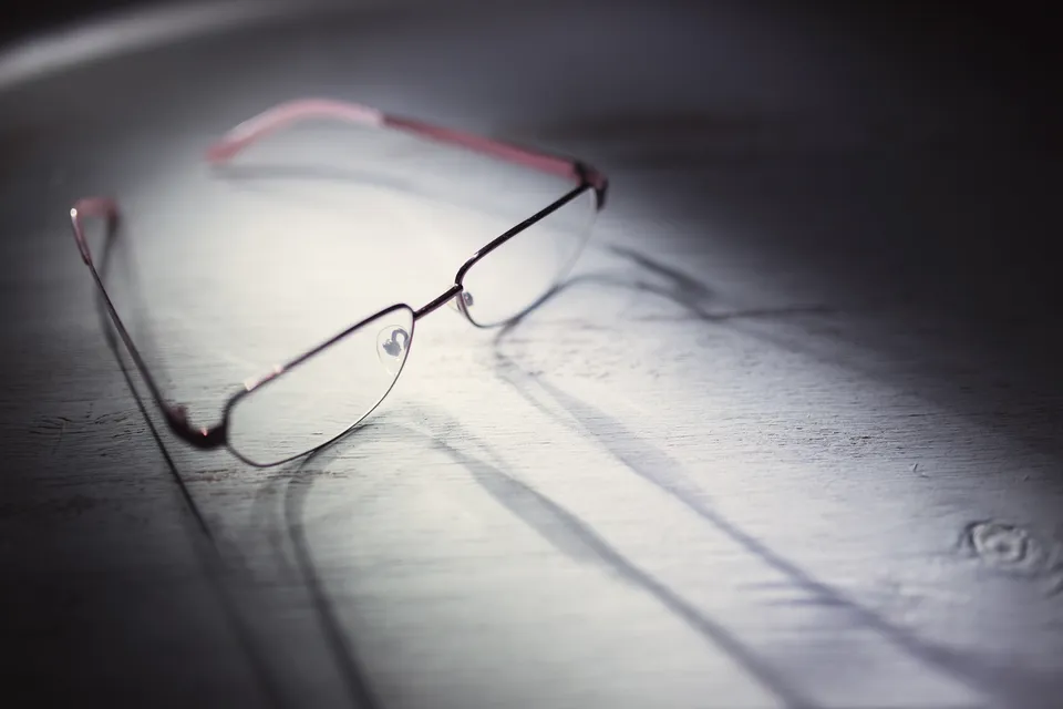 szemüveg fényforrás asztal